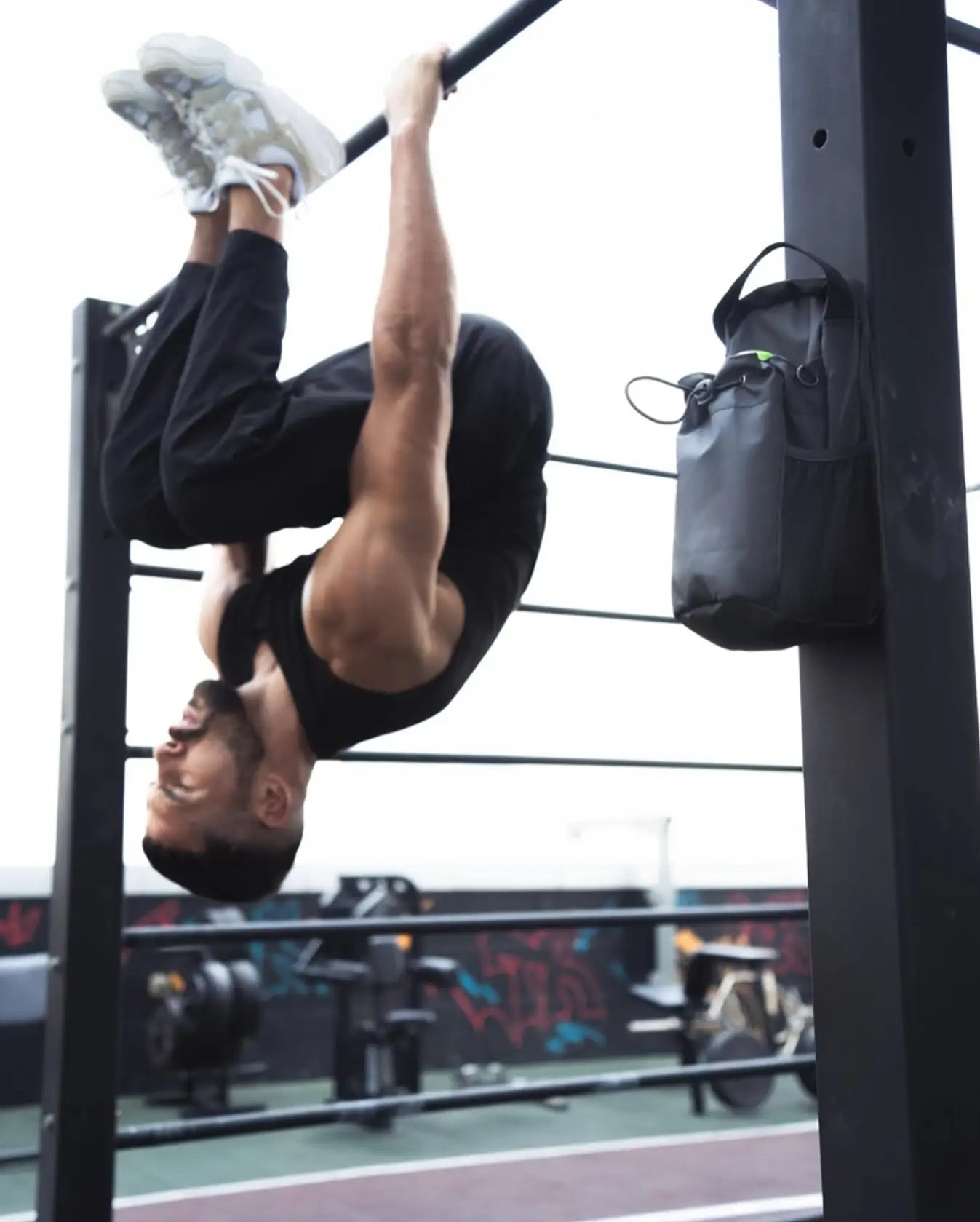 Bolsa magnética para gimnasio utilizada en entrenamiento de calistenia