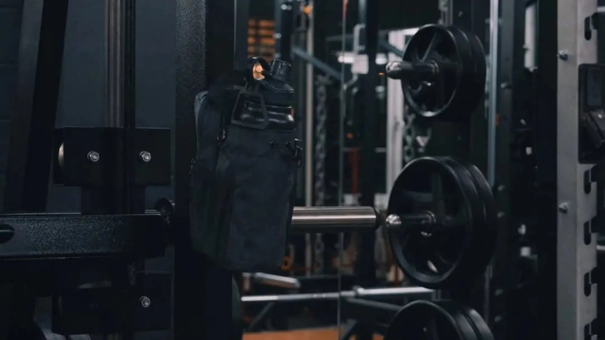 Bolsa magnética para gimnasio colocada en equipo de entrenamiento