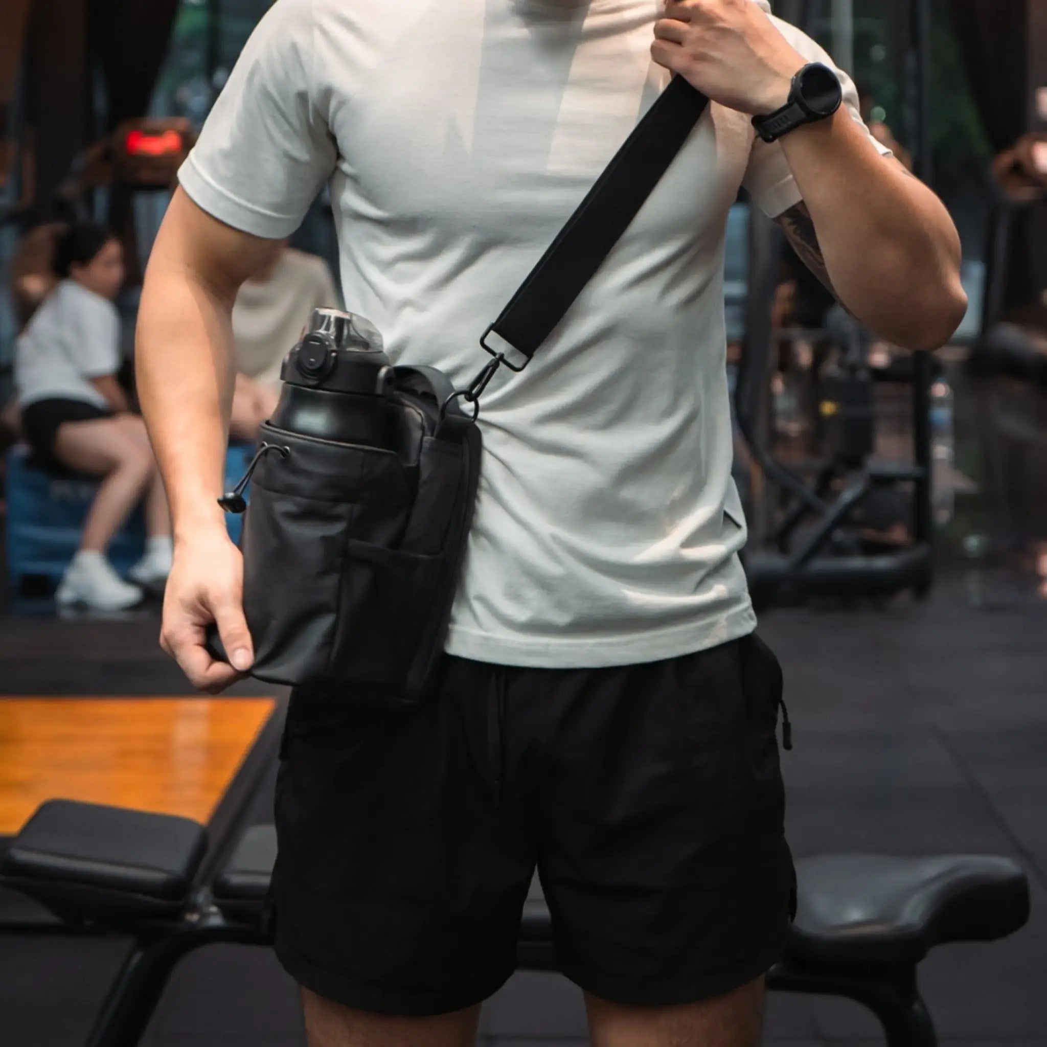 Bolsa magnética para gimnasio usada por atleta en entrenamiento, diseño funcional con portabotella y correa ajustable